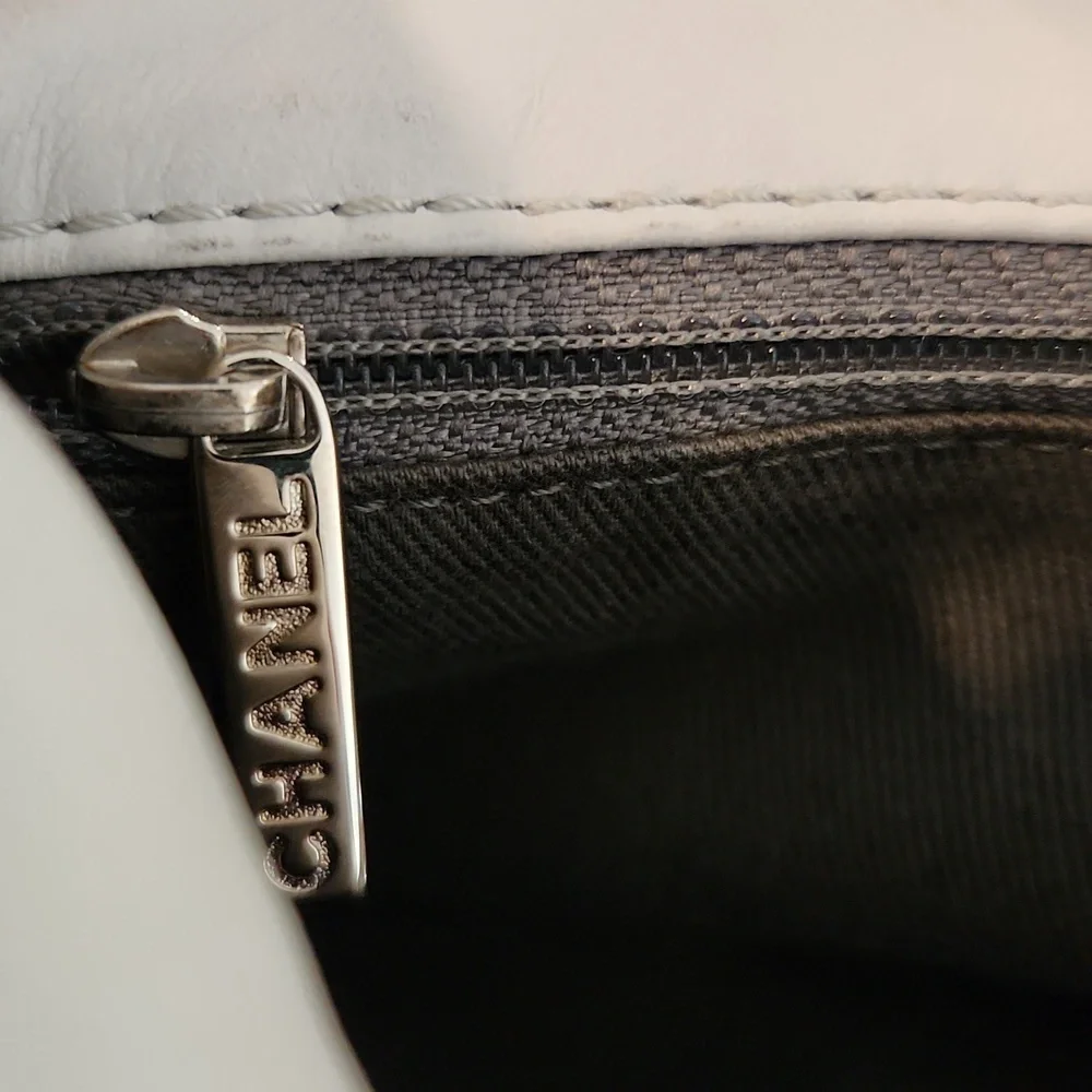 RARE CHANEL Vintage Lambskin Handbag - Picture 11 of 15